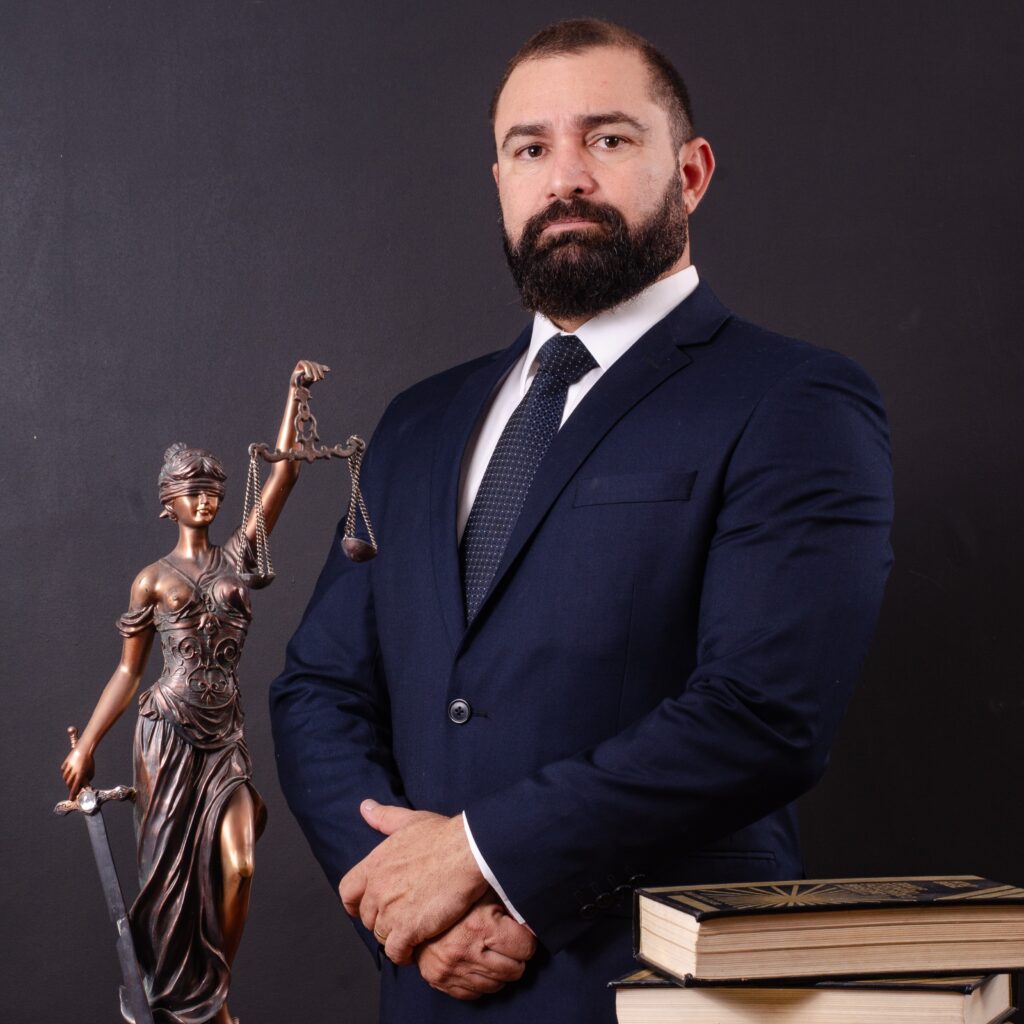 advogado, foto profissional, imagem jurídica, advogado com Temis, branding advocacia, marketing jurídico, foto para site de advogado, advogado com livros, imagem institucional advogado.
